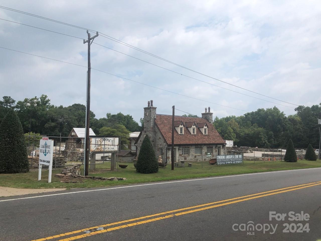 Photo of 715 Oakridge Farm Highway, Mooresville, NC 28115