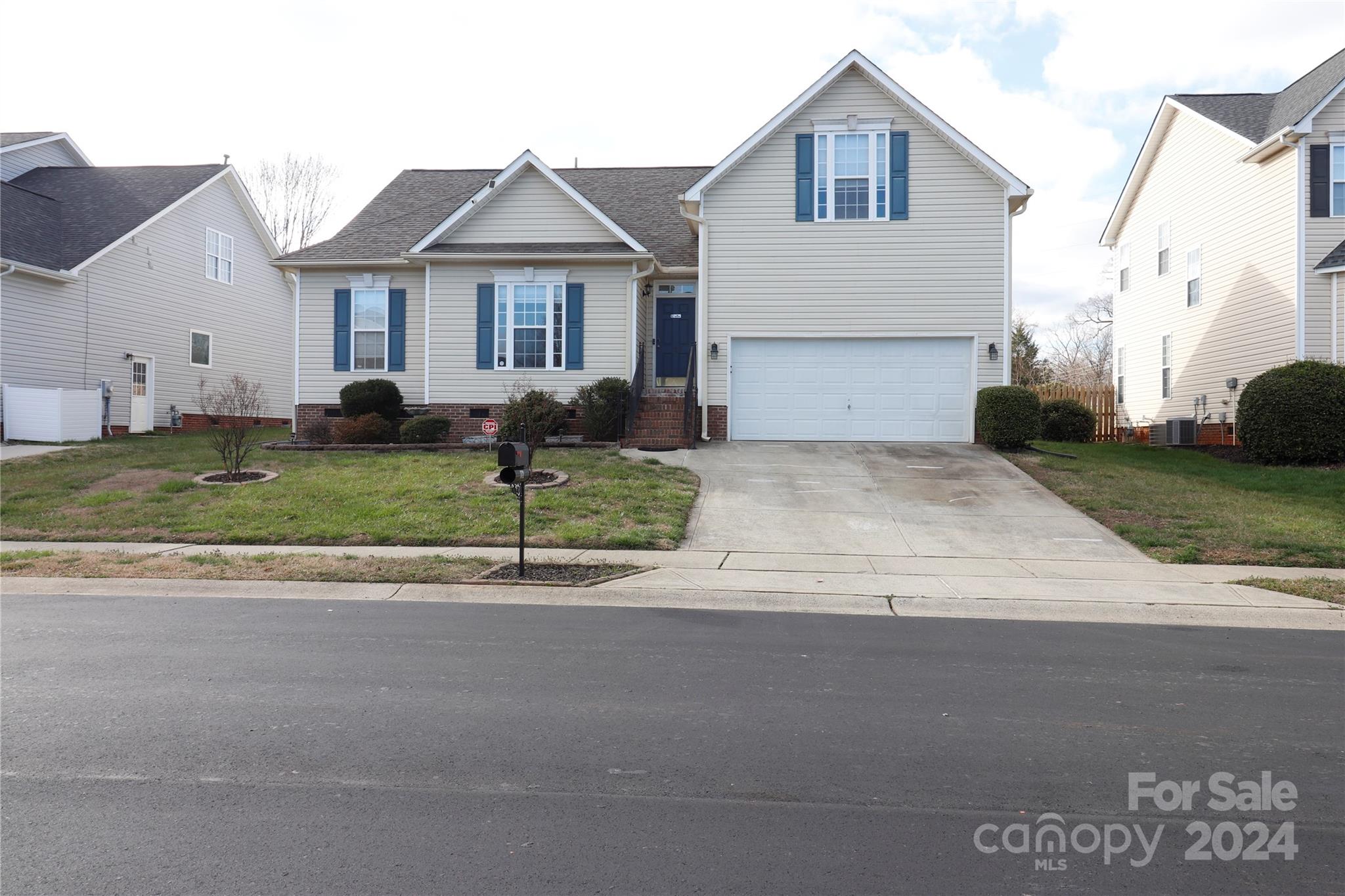 Photo of 172 Riverfront Parkway, Mount Holly, NC 28120