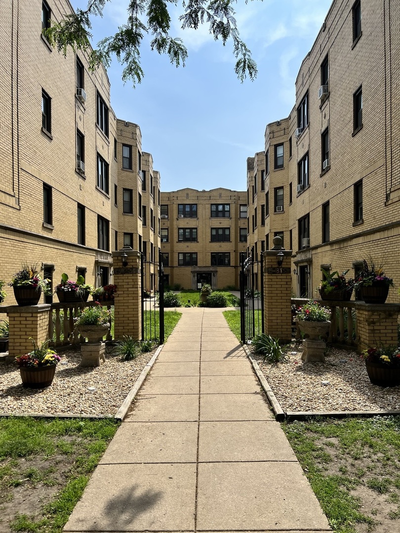 Photo of 3823 N Greenview Avenue, Chicago, IL 60613